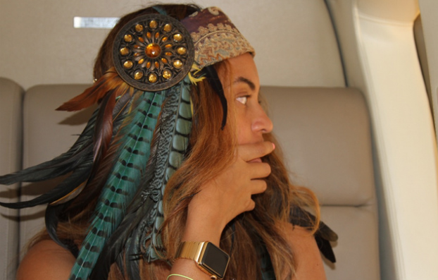 04212015_Beyonce_Coachella2015_Feather_Headdress_Headband_LongHair_Wig_CaramelBlonde_Waves_Straight